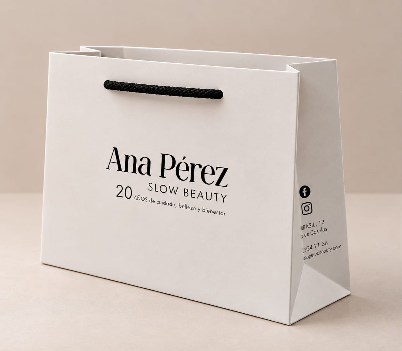 saco em papel couche com impressão 1 cor com plastico mate com verniz UV reserva com asa em cordão com ponteiras