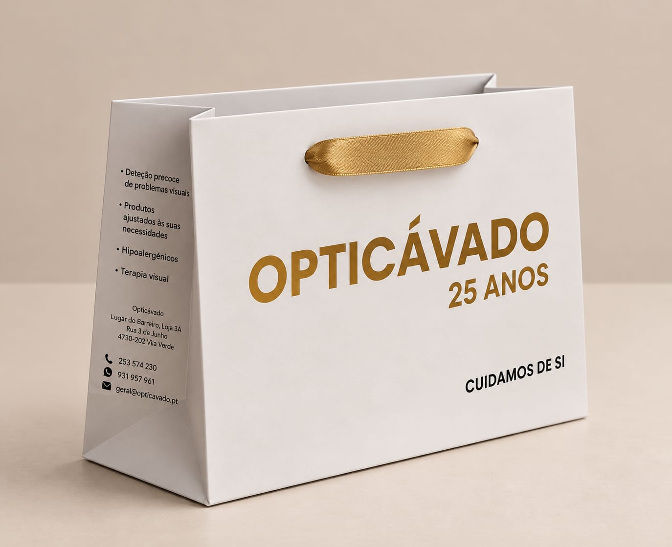 saco papel couche com impressão 1 cor + termo estampagem alto relevo com plastificação mate com asa em fita cetim com ponteiras